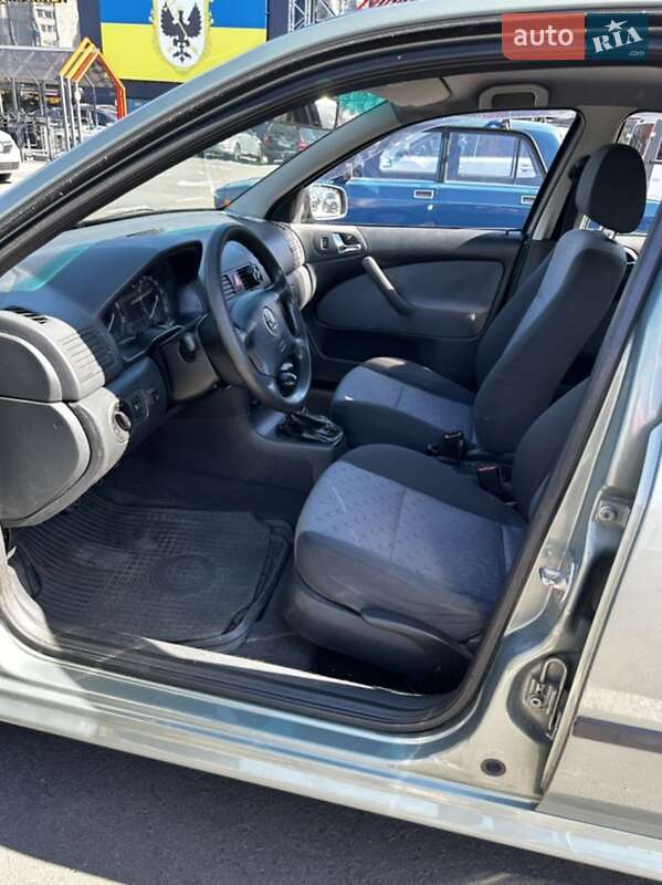 Ліфтбек Skoda Octavia 2002 в Чернігові