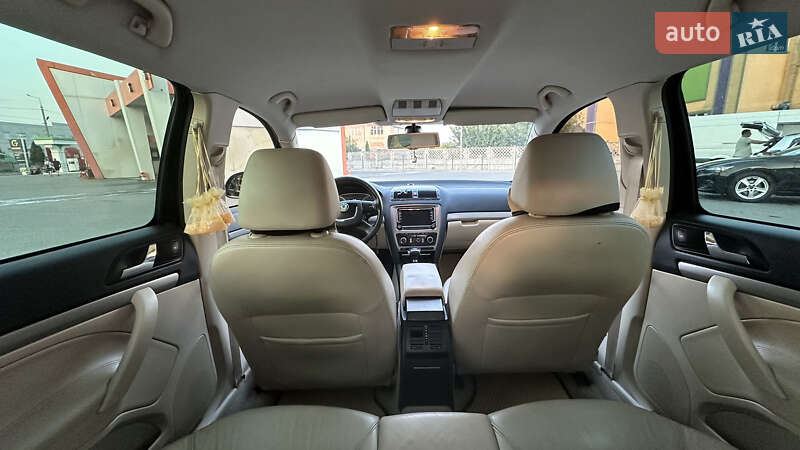 Універсал Skoda Octavia 2012 в Чернівцях