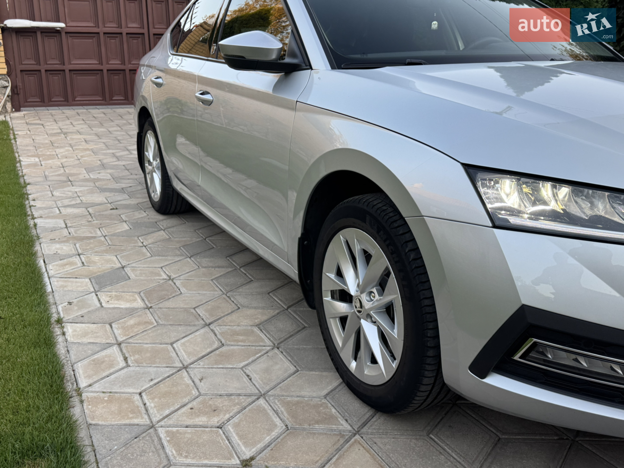 Як нова! Перший власник. Куплена в автосалоні.