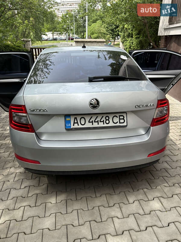 Лифтбек Skoda Octavia 2015 в Ужгороде