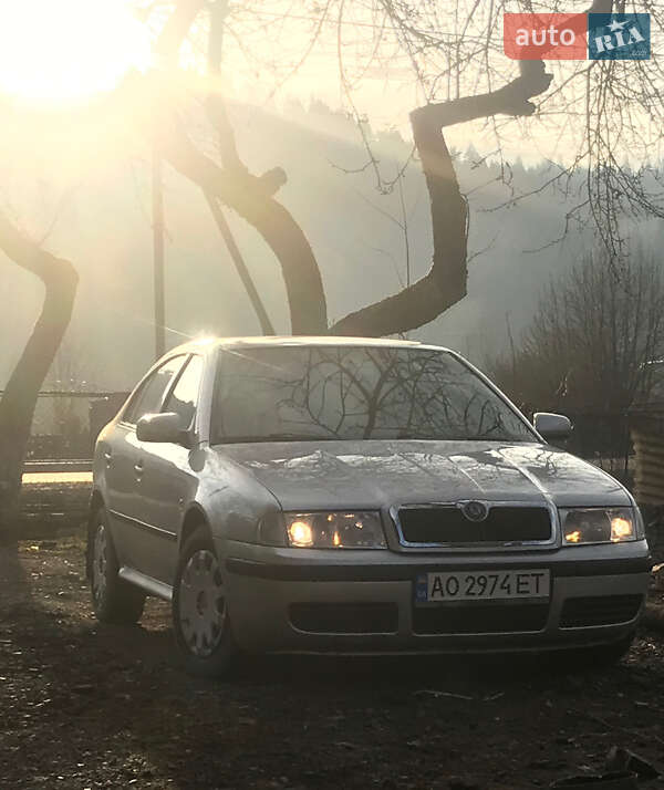 Ліфтбек Skoda Octavia 2002 в  фото Ліфтбек Skoda Octavia 2002 в