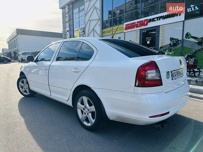 Лифтбек Skoda Octavia 2012 в Вишневом