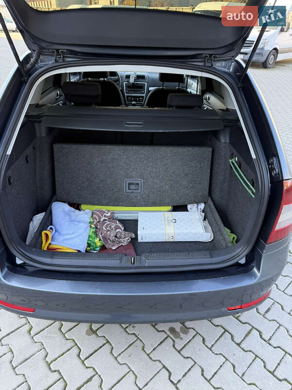 Универсал Skoda Octavia 2010 в Вишневом фото 5 Универсал Skoda Octavia 2010 в Вишневом