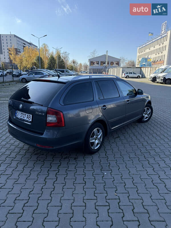 Универсал Skoda Octavia 2010 в Вишневом фото 18 Универсал Skoda Octavia 2010 в Вишневом