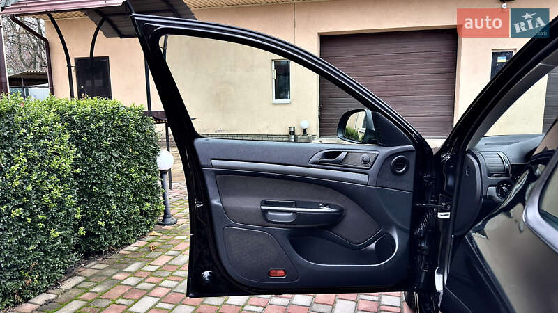 Универсал Skoda Octavia 2010 в Хороле