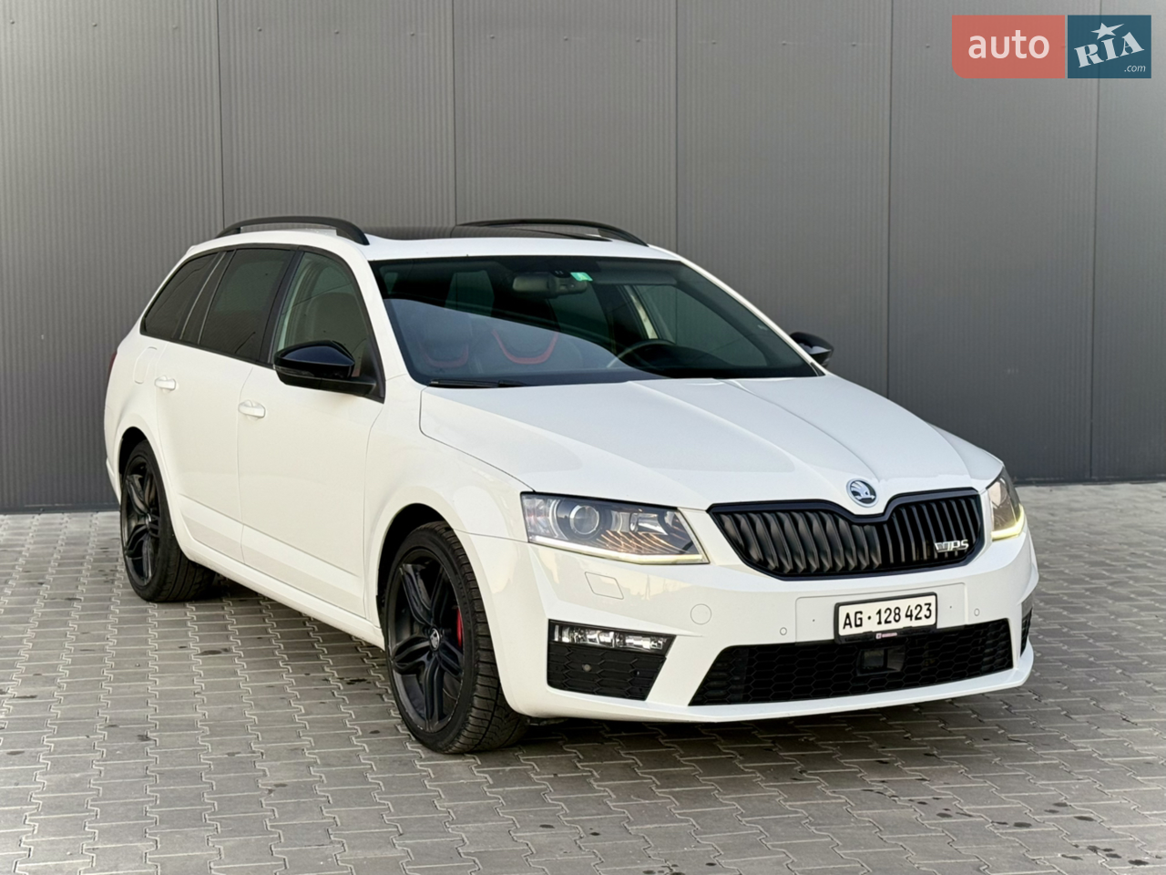 Skoda Octavia RS 2.0 TSI | 165 kW | DSG DQ250

Автомобіль у відмінному технічному та візуальному стані.
Кузов повністю в оригінальному фарбуванні, без підфарбувань і дефектів.
Коробка DSG DQ250 працює бездоганно — надійна, без зауважень.

Технічне обслуговування (є документи):
	•	Заміна комплекту ланцюгів ГРМ
	•	Заміна всіх масел та фільтрів

Авто вкладень не потребує, повністю готове до експлуатації.

Комплектація:
	•	Панорамний дах
	•	Спортивні сидіння Recaro
	•	Чорна стеля
	•	Аудіосистема Dynaudio
	•	Безключовий доступ
	•	Адаптивний круїз-контроль
	•	Адаптивне світло
	•	Клімат-контроль
	•	Підігрів передніх та задніх сидінь
	•	Вибір режимів їзди
	•	Парктронік передній та задній
	•	Електропривід кришки багажника

Додатково:
	•	Зимова гума
	•	2 ключі

Автомобіль для тих, хто цінує динаміку, комфорт і надійність.
Перегляд за домовленістю.
Торг біля авто