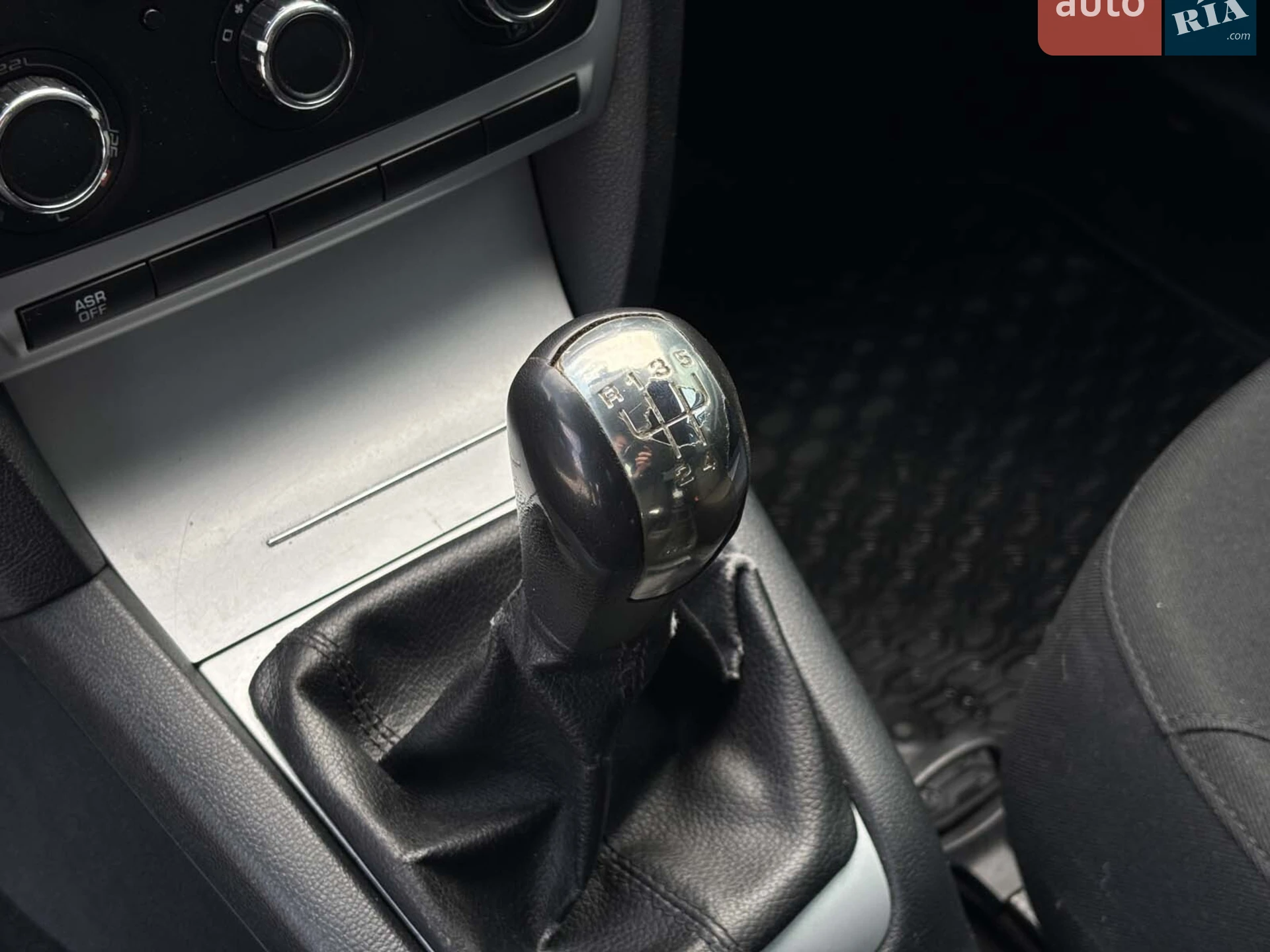 2010 Skoda Octavia - мініатюра 25