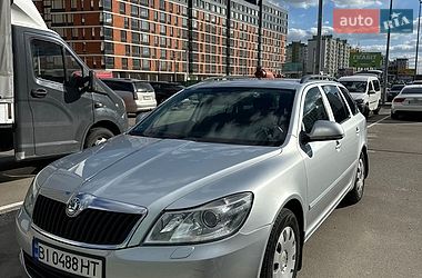 Универсал Skoda Octavia 2011 в Вишневом