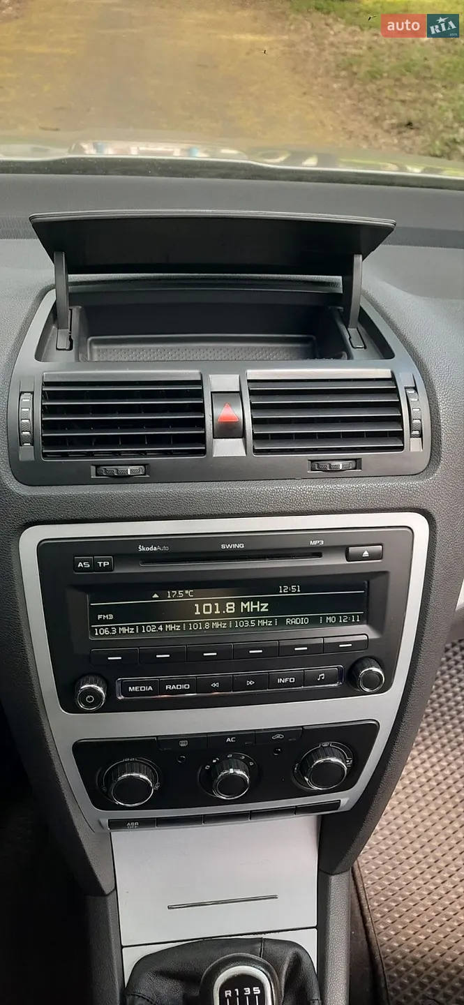 2010 Skoda Octavia - мініатюра 12