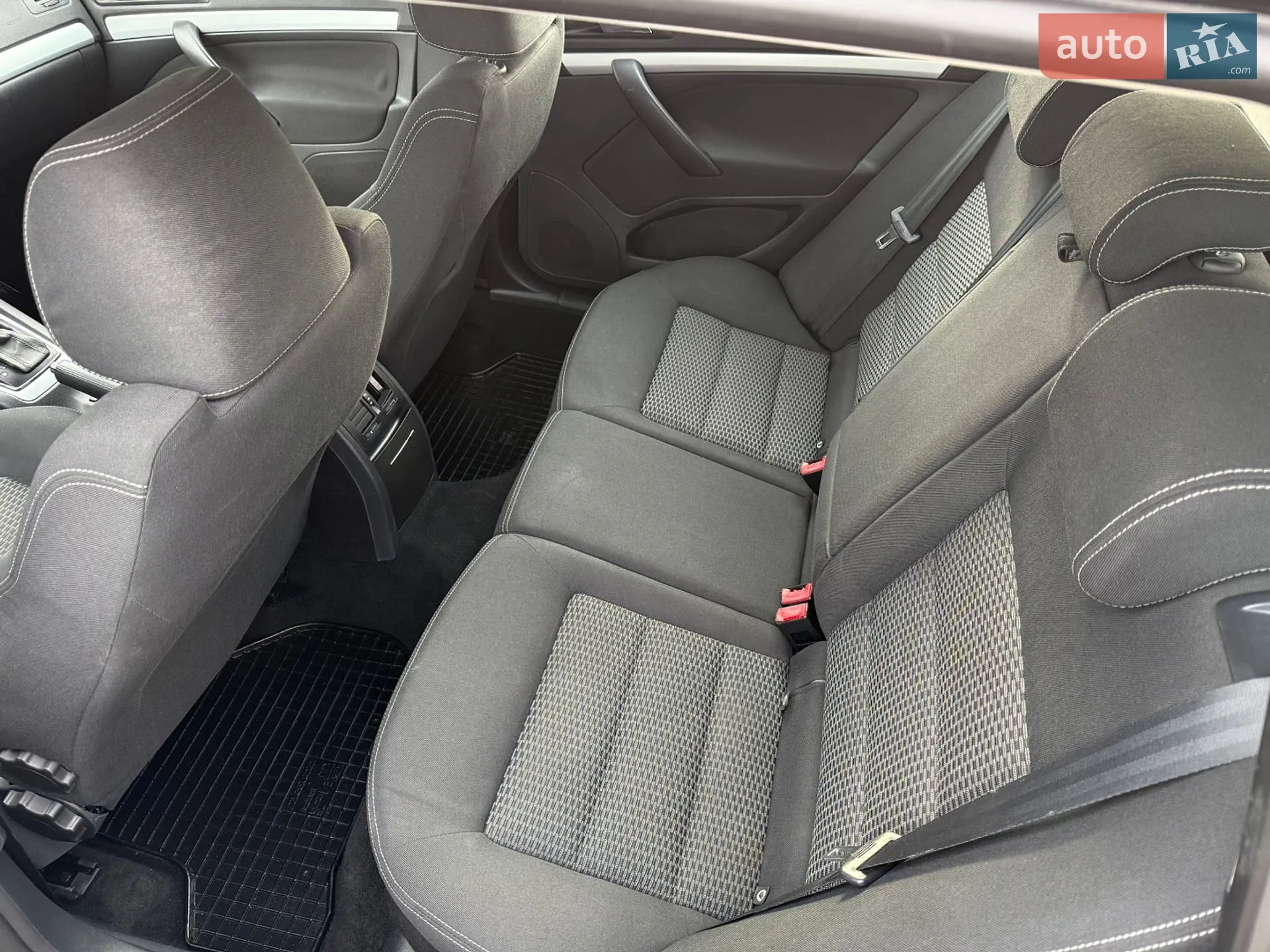2010 Skoda Octavia - мініатюра 47