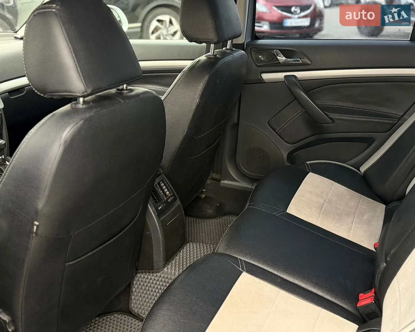 2010 Skoda Octavia - мініатюра 17