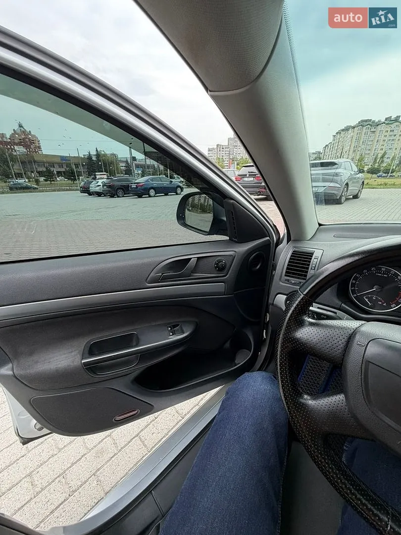 2010 Skoda Octavia - мініатюра 12