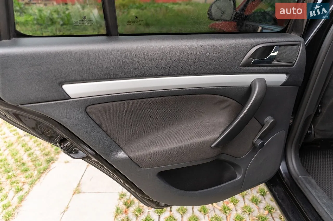 2010 Skoda Octavia - мініатюра 18
