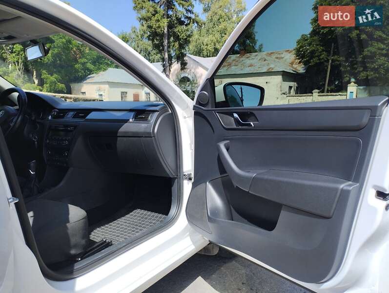Лифтбек Skoda Rapid 2015 в Ромнах