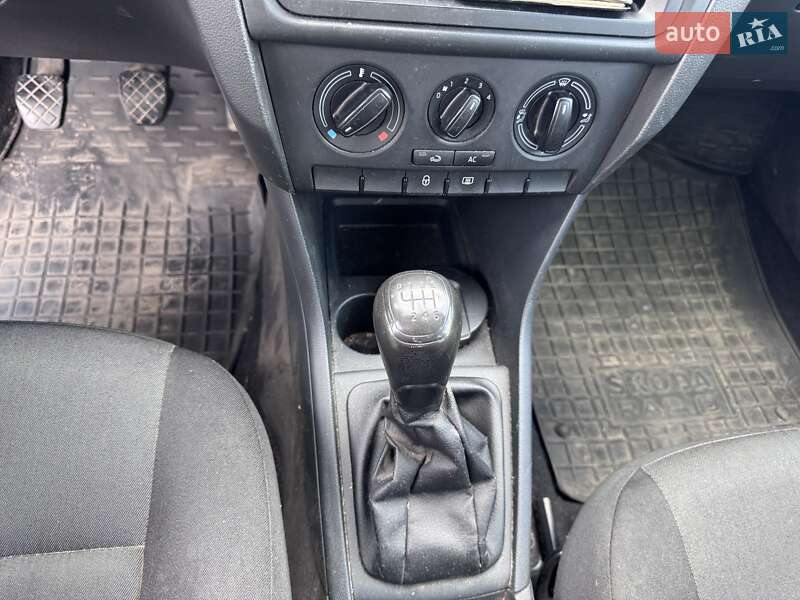 Лифтбек Skoda Rapid 2013 в Киеве фото 16 Лифтбек Skoda Rapid 2013 в Киеве