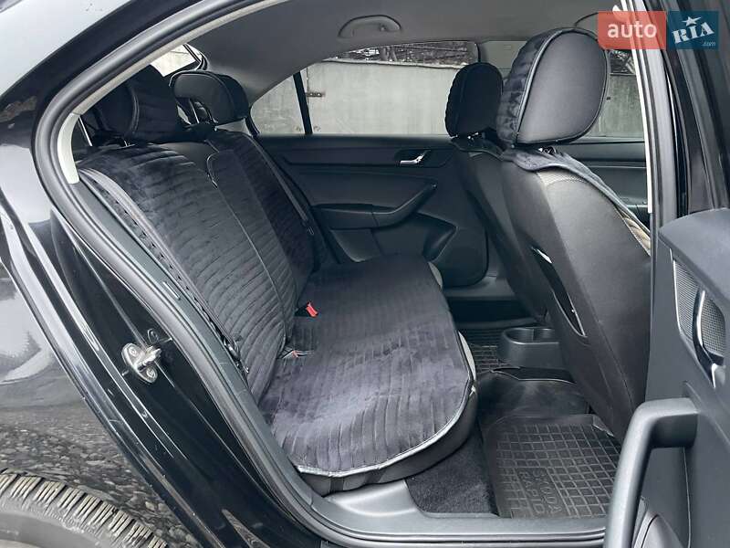 Ліфтбек Skoda Rapid 2013 в Києві фото 14 Ліфтбек Skoda Rapid 2013 в Києві