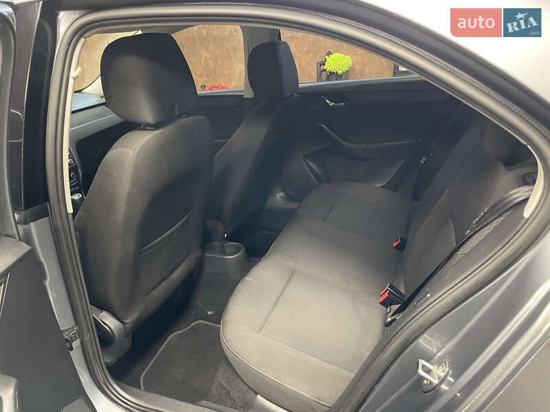 Лифтбек Skoda Rapid 2013 в Киеве фото 17 Лифтбек Skoda Rapid 2013 в Киеве