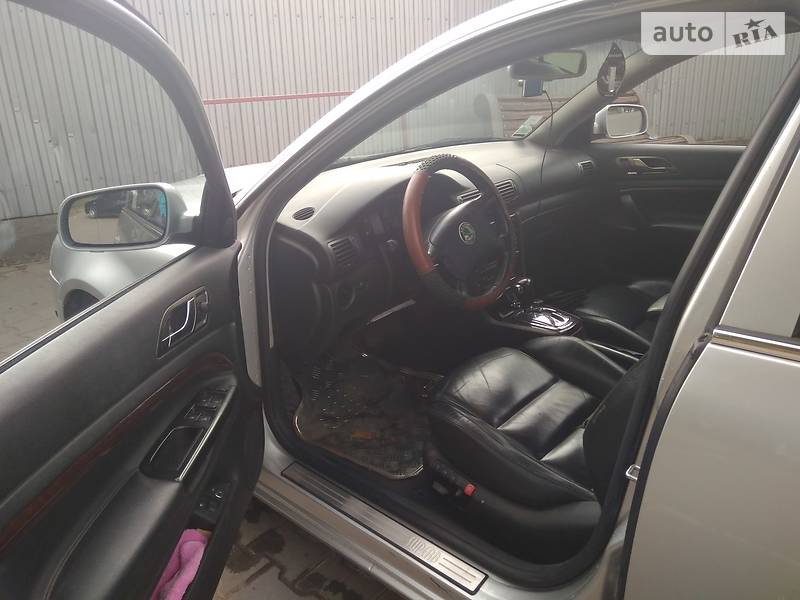 Седан Skoda Superb 2004 в Черновцах