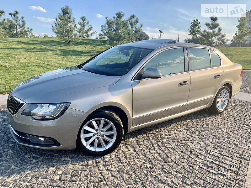 Седан Skoda Superb 2015 в Днепре