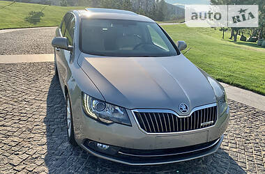 Седан Skoda Superb 2015 в 