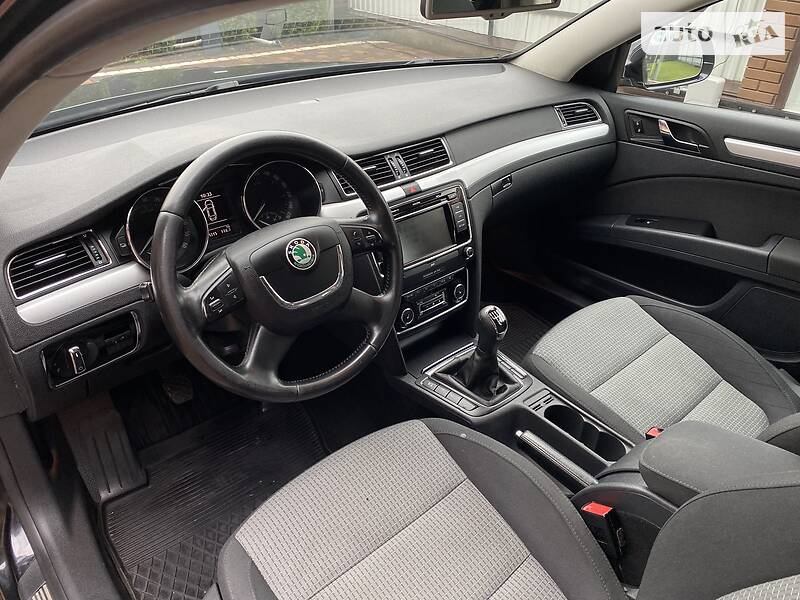 Седан Skoda Superb 2012 в Черновцах