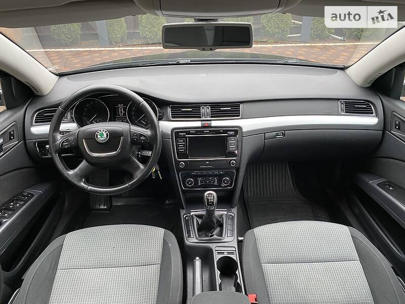 Седан Skoda Superb 2012 в Черновцах