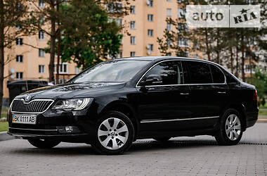 Седан Skoda Superb 2014 в Новояворовске