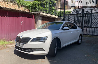 Седан Skoda Superb 2015 в 