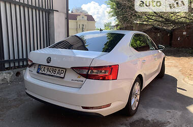 Седан Skoda Superb 2015 в 
