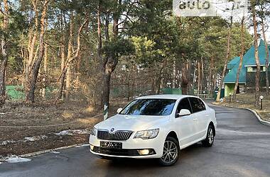 Седан Skoda Superb 2015 в Чернівцях