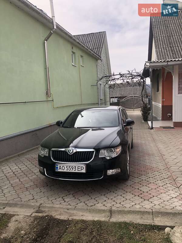 Седан Skoda Superb 2012 в Ужгороді