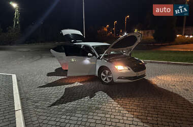 Седан Skoda Superb 2017 в 
