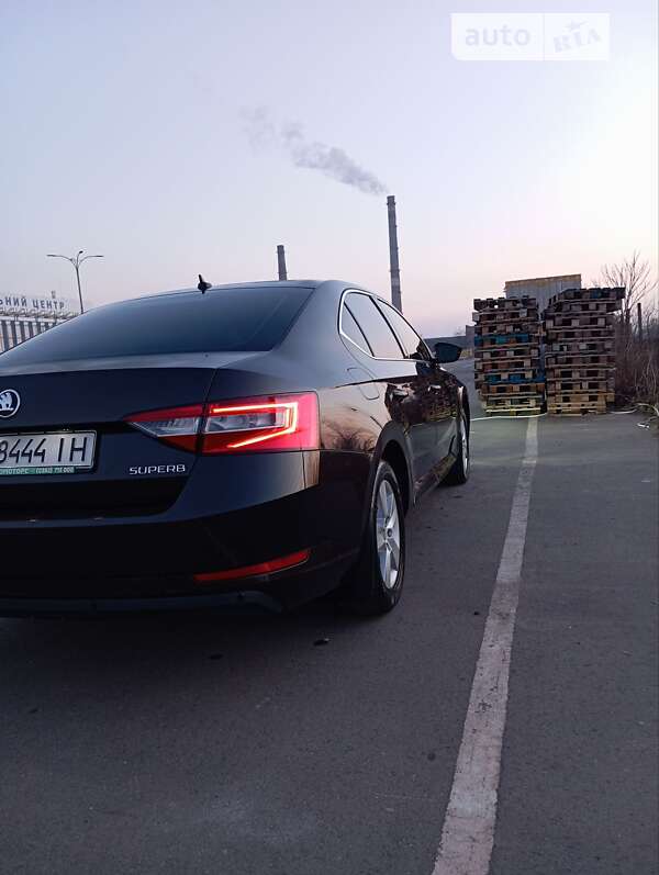 Хэтчбек Skoda Superb 2016 в Кривом Роге