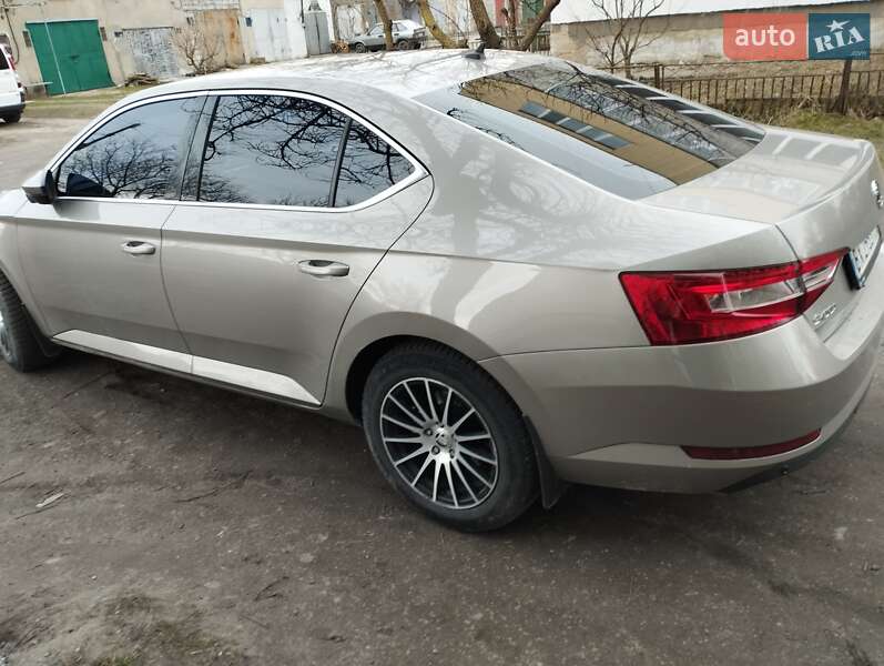 Лифтбек Skoda Superb 2016 в Изяславе