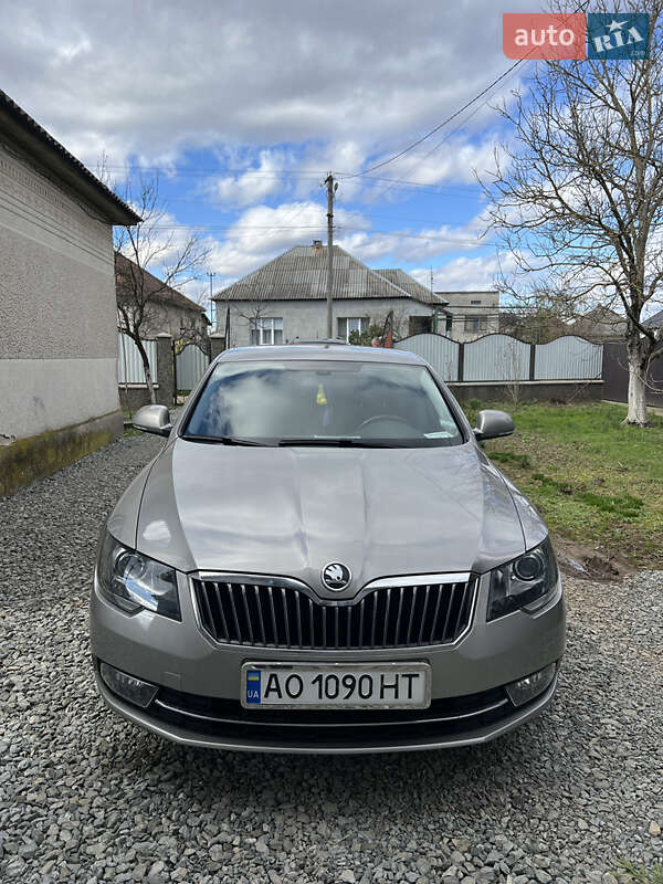 Лифтбек Skoda Superb 2013 в Иршаве
