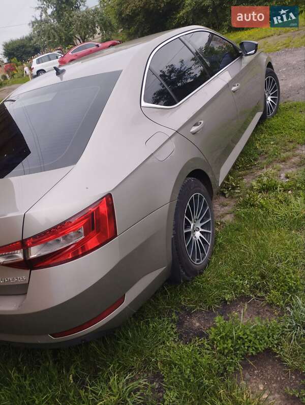 Лифтбек Skoda Superb 2016 в Изяславе