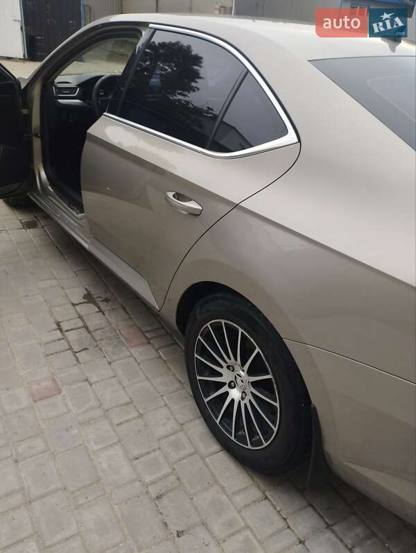 Лифтбек Skoda Superb 2016 в Изяславе