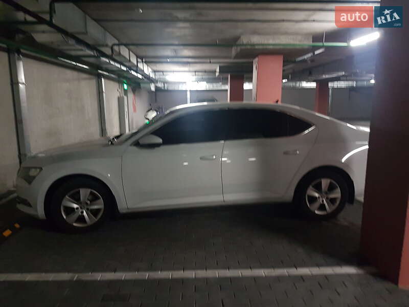 Лифтбек Skoda Superb 2016 в Киеве