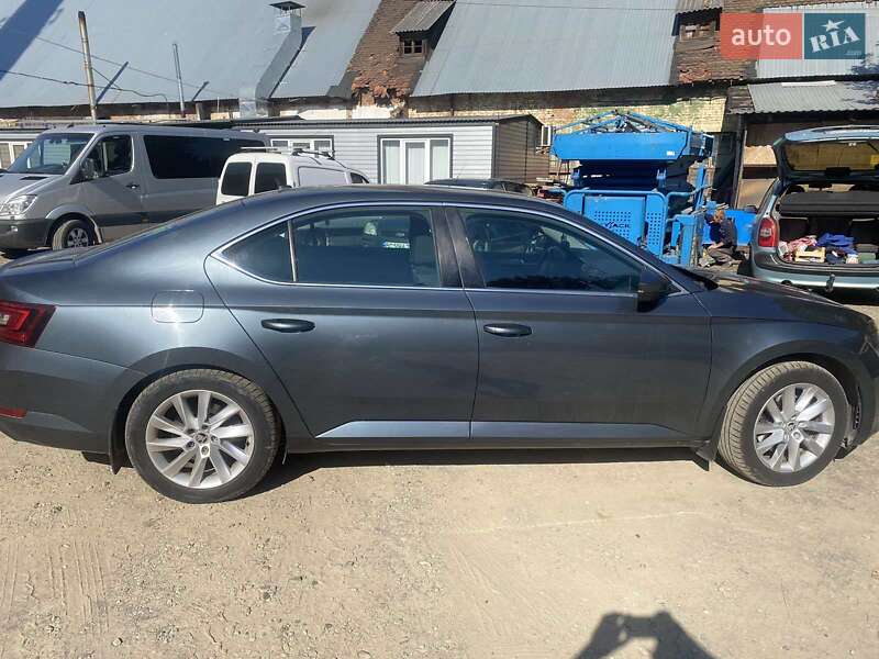 Лифтбек Skoda Superb 2015 в Львове