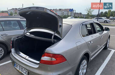 Лифтбек Skoda Superb 2012 в 