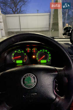 Лифтбек Skoda Superb 2004 в 