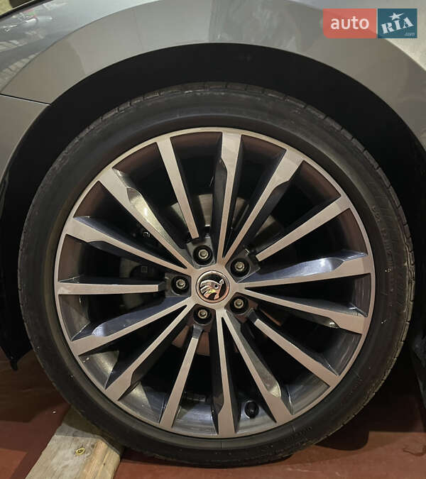 Лифтбек Skoda Superb 2018 в Остроге