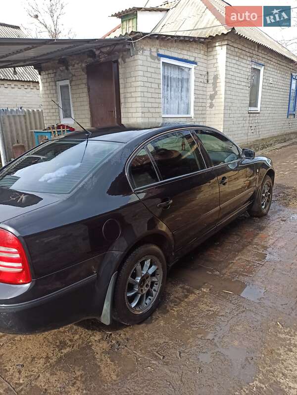 Лифтбек Skoda Superb 2004 в Близнюках