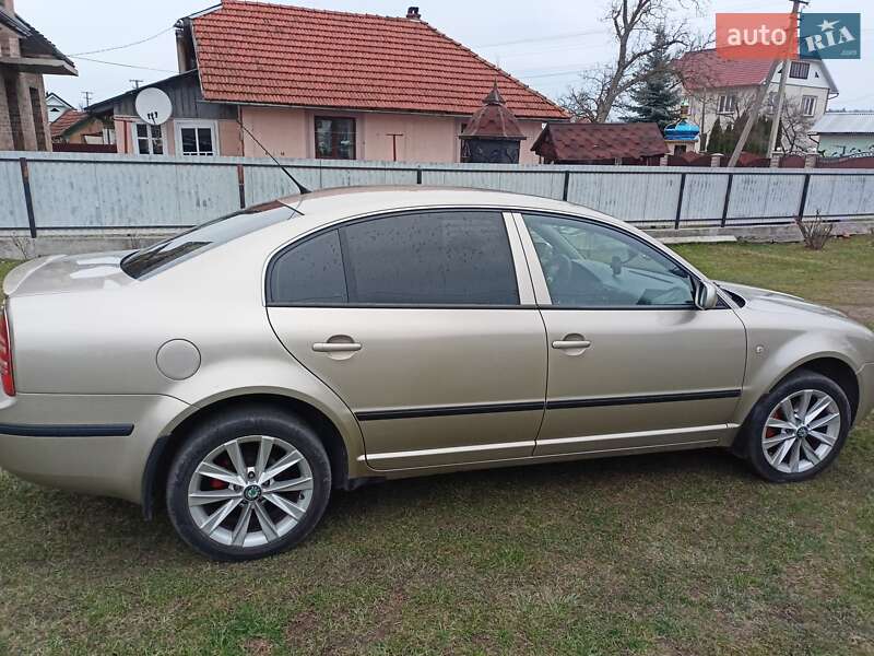 Лифтбек Skoda Superb 2005 в Косове