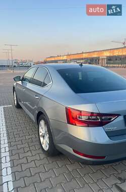Лифтбек Skoda Superb 2015 в 