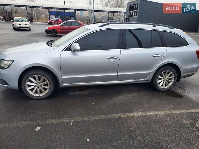 Універсал Skoda Superb 2014 в Дніпрі