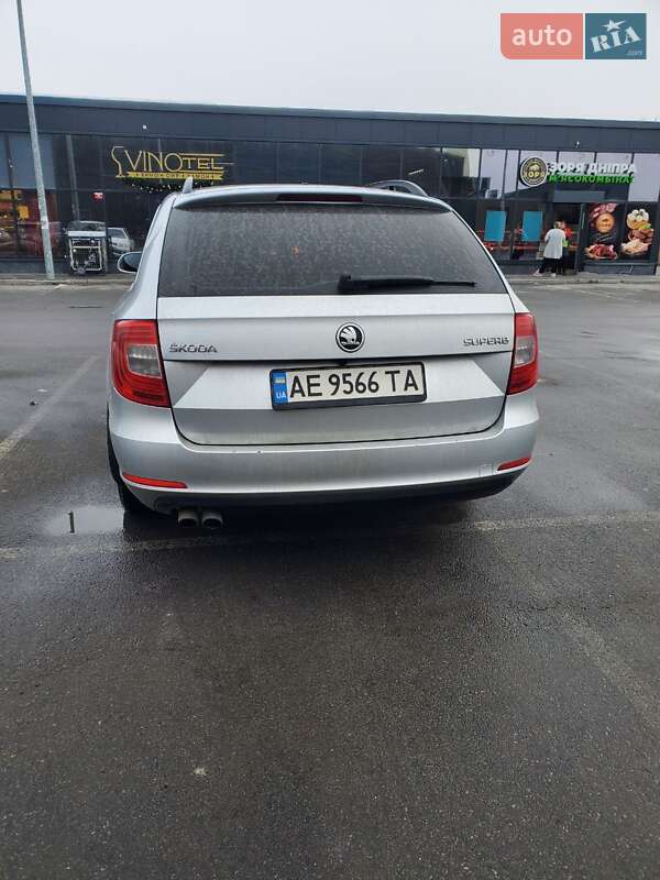 Універсал Skoda Superb 2014 в Дніпрі