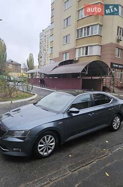 Лифтбек Skoda Superb 2016 в 