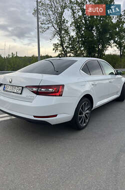 Лифтбек Skoda Superb 2016 в 