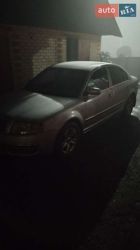 Лифтбек Skoda Superb 2004 в Сарнах